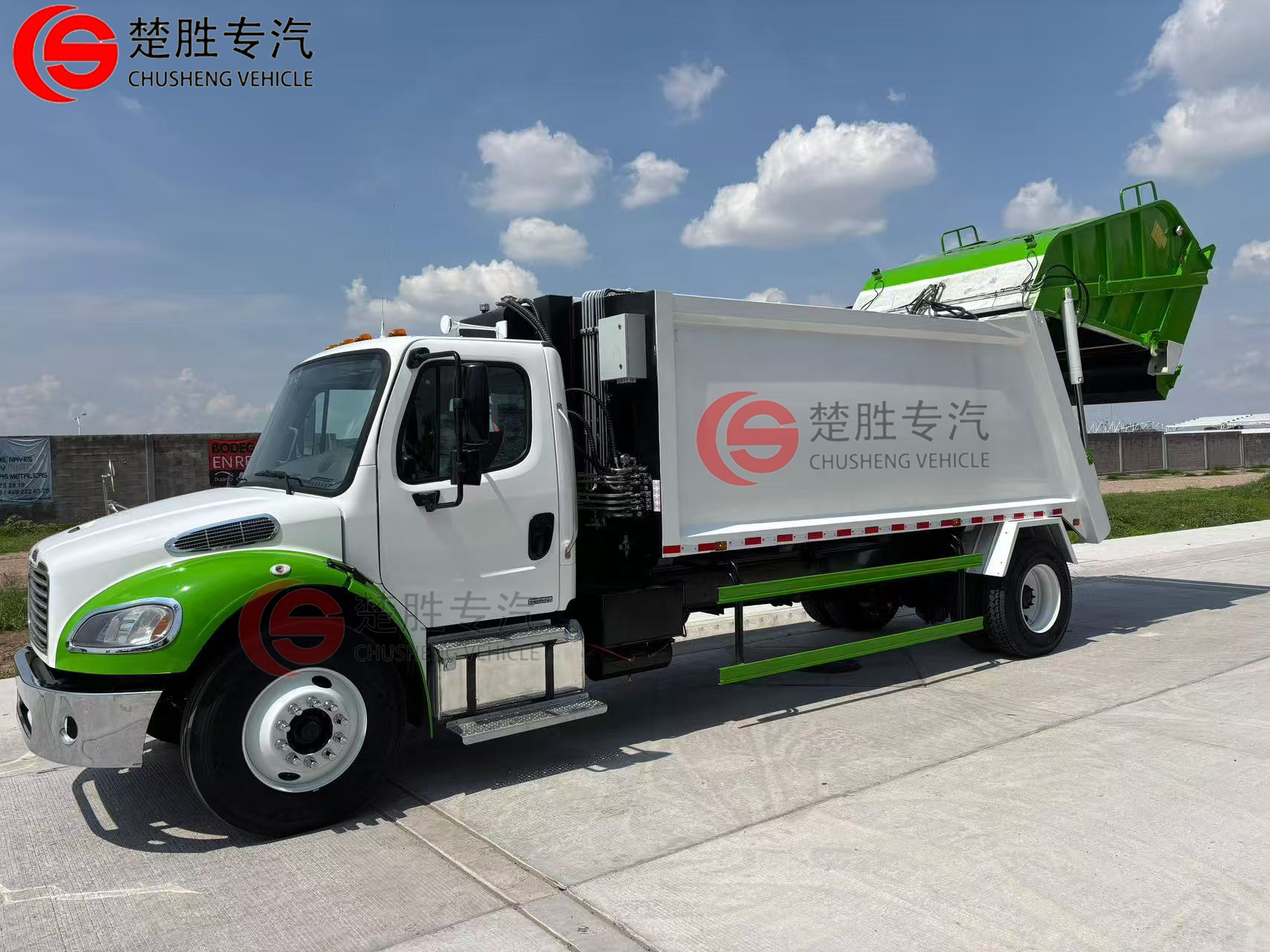 От обратной связи с клиентами- верхняя часть мусорного грузовика с компактором