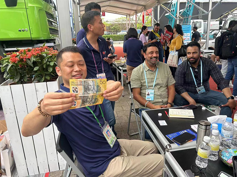 Клиент из Австралии платит задатки