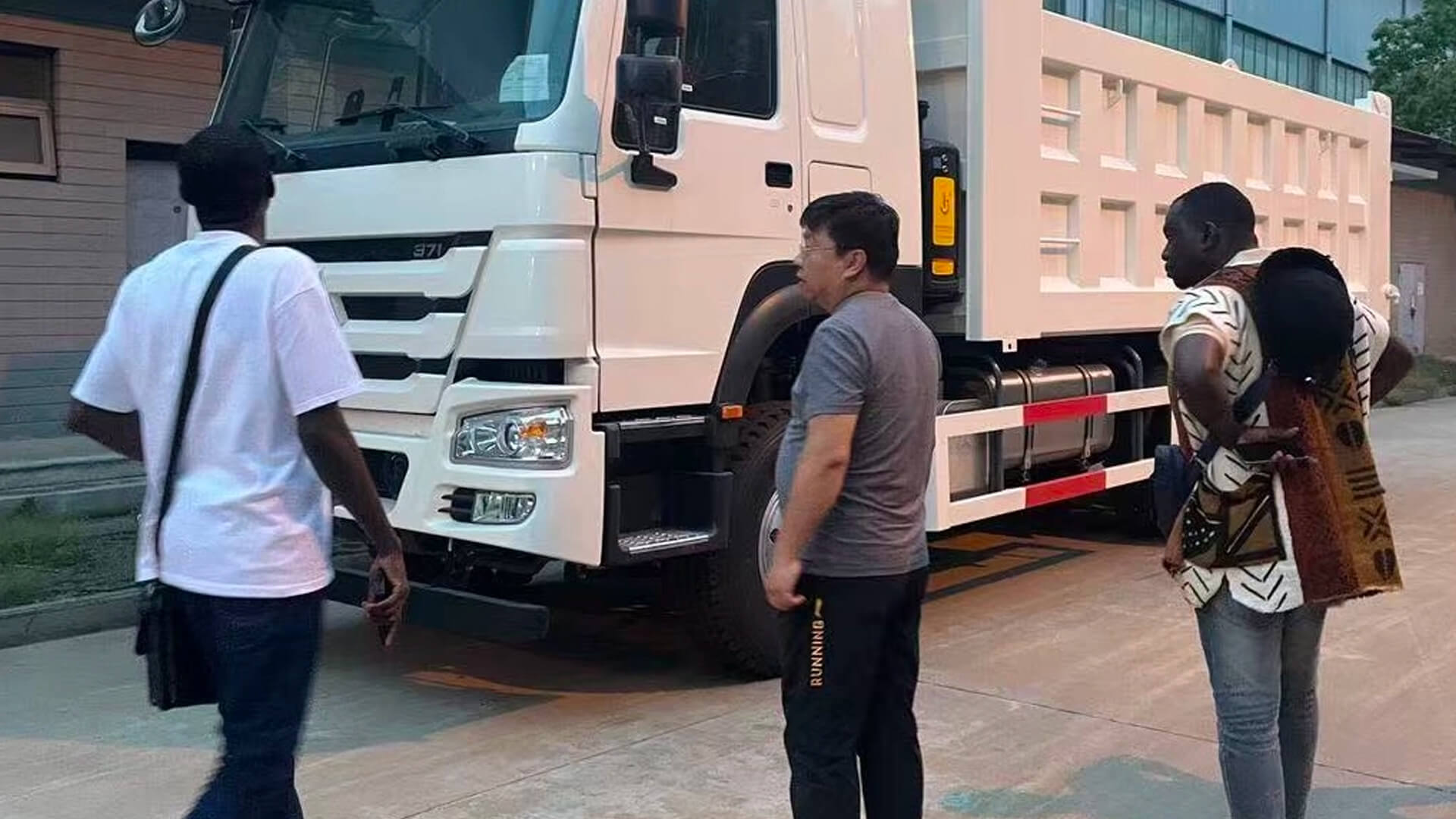 Отличное сотрудничество с африканскими клиентами - тягач и самосвальный прицеп