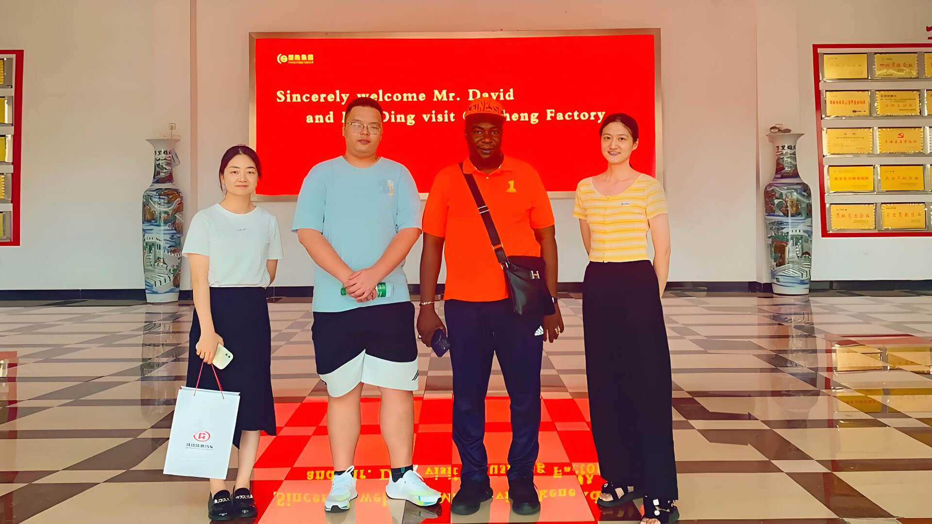 Новый заказ — высотный грузовик ISUZU из Камеруна